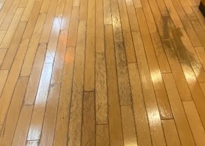 尼崎市・店舗の床清掃とワックスがけの事例　の処理前写真（拡大）