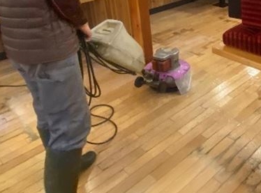 尼崎市・店舗の床清掃とワックスがけの事例　の処理前写真(2)