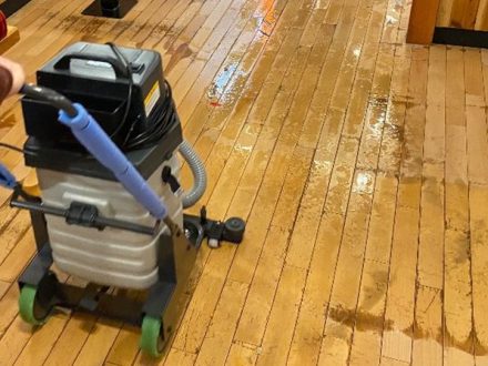 尼崎市・店舗の床清掃とワックスがけの事例　の処理前写真(3)