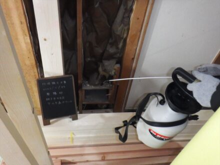 東住吉区・空き家戸建 改装工事中のシロアリ防除の事例の処理前写真(2)