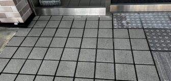 京都市南区・店舗エントランス周辺の床面タイル洗浄の事例の駆除処理後