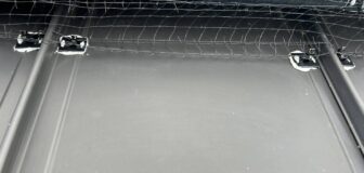 大阪府堺市・ソーラーパネルの害鳥対策（ムクドリ）の事例　高所作業車の駆除処理後