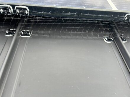 大阪府堺市・ソーラーパネルの害鳥対策（ムクドリ）の事例　高所作業車の処理後写真（拡大）