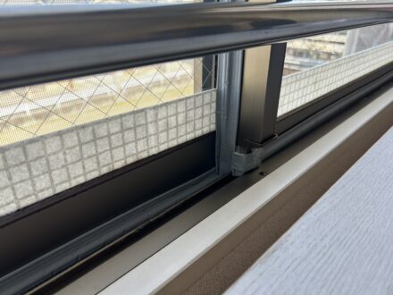 大阪市西淀川区・個人宅マンション  ガガンボダマシ侵入防止対策の事例の処理後写真（拡大）