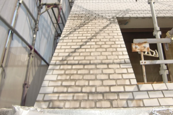 尼崎市の施工事例の外壁タイルの洗浄前