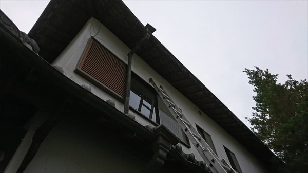 福知山市・個人宅のスズメバチ駆除の事例　の処理前写真(2)