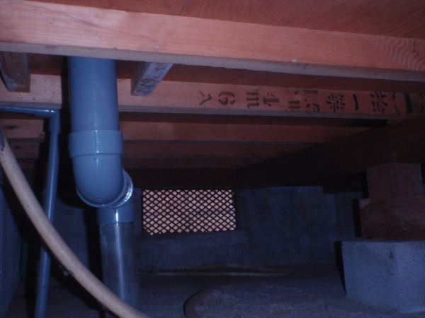 尼崎市・個人宅のシロアリ防除の事例　の処理前写真(2)