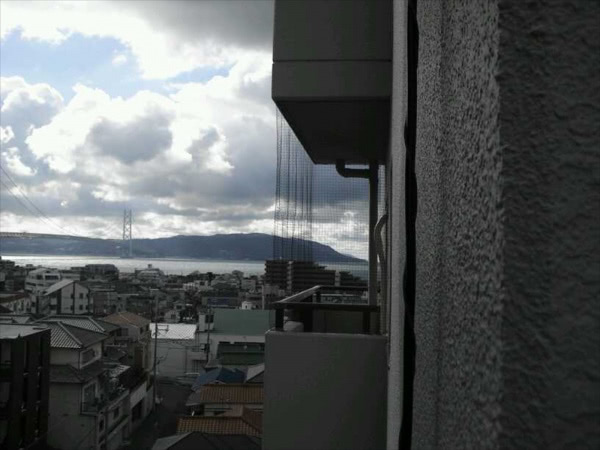 神戸市垂水区・マンション（個人宅）の防鳩ネット設置の事例　の処理後写真（拡大）