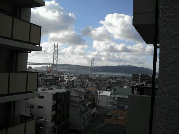 神戸市垂水区・マンション（個人宅）の防鳩ネット設置の事例　の処理前写真(1)