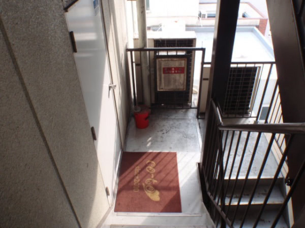 大阪市浪速区・マンションの防鳩スパイク設置の事例　の処理前写真（拡大）