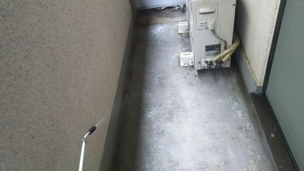 茨木市・アパートの鳩糞清掃・防鳩ネット施工の事例　の駆除処理後