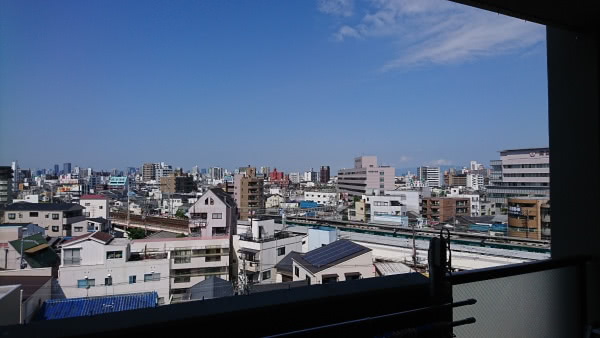 神戸市兵庫区・マンション（個人宅）の防鳩ネット施工の事例　の処理前写真（拡大）